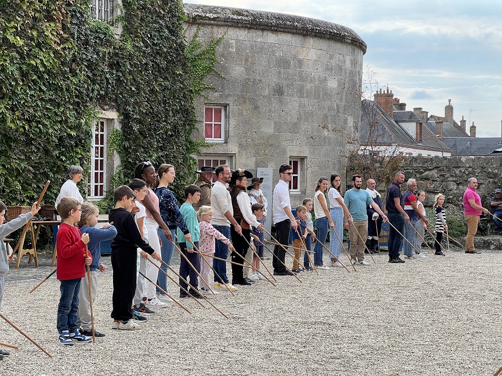 le public s'initie à la pratique du bâton artistique