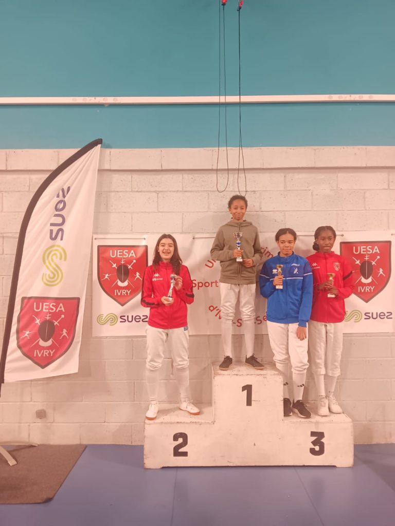 2 représentantes M13 de l'UESA IVRY sur le podium avec Anouk et Enora, M13 2ème année